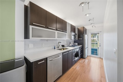 Condo in Miami Beach, Florida, 1 bedroom  № 2027765 - photo 5