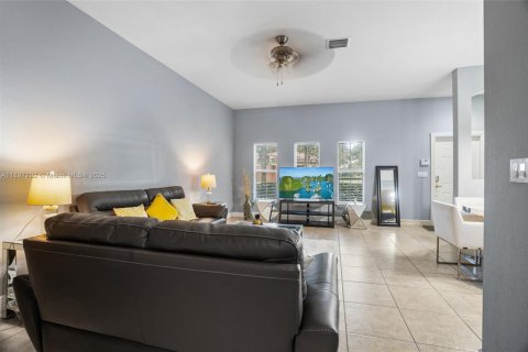 Villa ou maison à vendre à Miramar, Floride: 3 chambres, 151.24 m2 № 1948911 - photo 8