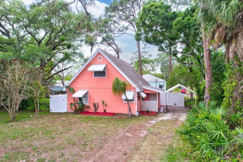 House in Vero Beach, Florida 2 bedrooms, 187.29 sq.m. № 1079366 - photo 1