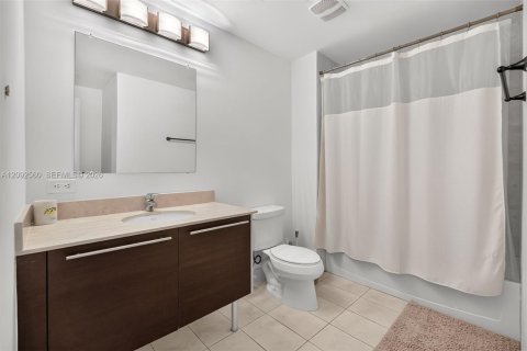 Condominio en venta en Miami, Florida, 1 dormitorio, 61.59 m2 № 2376934 - foto 12