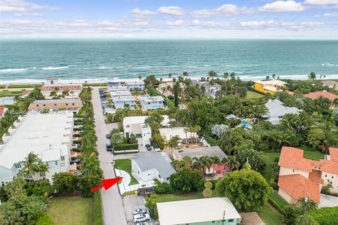 House in Ocean Ridge, Florida 3 bedrooms, 124.67 sq.m. № 2158287