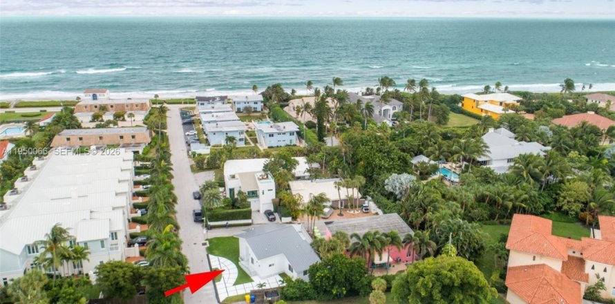 House in Ocean Ridge, Florida 3 bedrooms, 124.67 sq.m. № 2158287