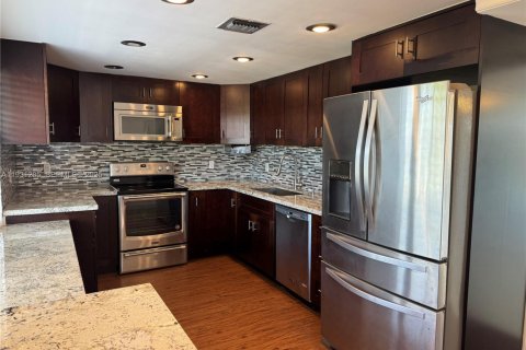 Снять в аренду кондоминиум в Помпано-Бич, Флорида 3 спальни, 150.5м2, № 1989853 - фото 3