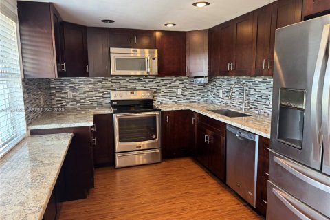 Снять в аренду кондоминиум в Помпано-Бич, Флорида 3 спальни, 150.5м2, № 1989853 - фото 1