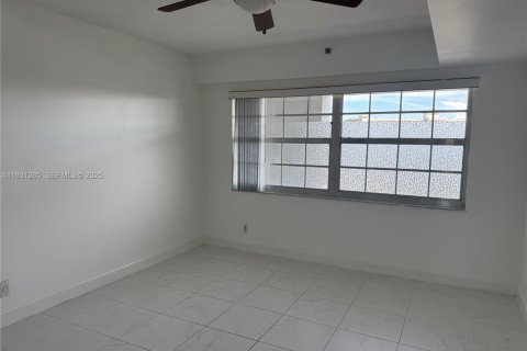 Снять в аренду кондоминиум в Помпано-Бич, Флорида 3 спальни, 150.5м2, № 1989853 - фото 25