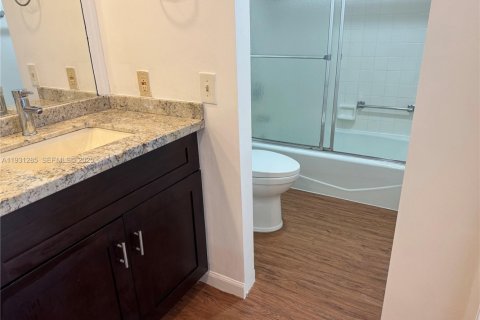 Снять в аренду кондоминиум в Помпано-Бич, Флорида 3 спальни, 150.5м2, № 1989853 - фото 18