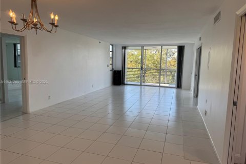 Снять в аренду кондоминиум в Помпано-Бич, Флорида 3 спальни, 150.5м2, № 1989853 - фото 6