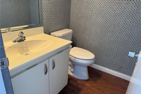 Снять в аренду кондоминиум в Помпано-Бич, Флорида 3 спальни, 150.5м2, № 1989853 - фото 12