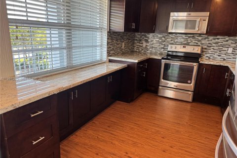 Снять в аренду кондоминиум в Помпано-Бич, Флорида 3 спальни, 150.5м2, № 1989853 - фото 4