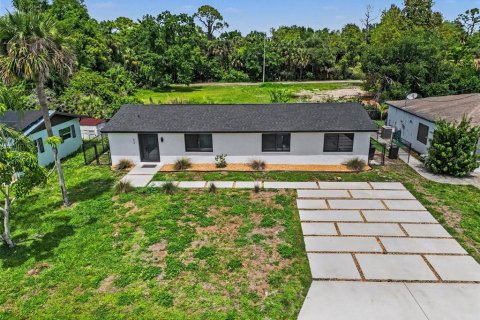 House in North Fort Myers, Florida 4 bedrooms, 124.86 sq.m. № 2202540