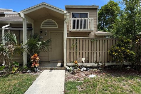 Купить таунхаус в Норт-Лодердейл, Флорида 3 спальни, 124.12м2, № 1952870 - фото 1