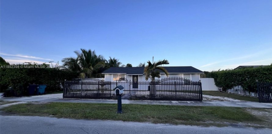 House in Homestead, Florida 3 bedrooms, 101.91 sq.m. № 1859200