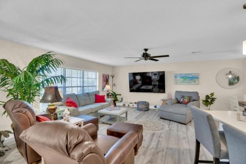 House in Sebastian, Florida 2 bedrooms, 128.02 sq.m. № 2181839 - photo 4