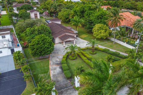 House in Miami, Florida 4 bedrooms, 270.25 sq.m. № 2035109 - photo 8