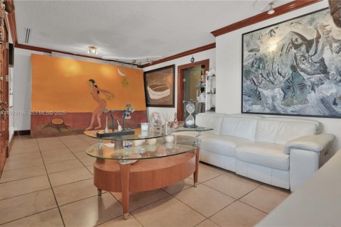 House in Miami, Florida 4 bedrooms, 270.25 sq.m. № 2035109 - photo 23