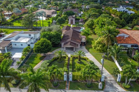 House in Miami, Florida 4 bedrooms, 270.25 sq.m. № 2035109 - photo 7