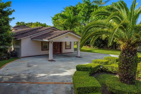 House in Miami, Florida 4 bedrooms, 270.25 sq.m. № 2035109 - photo 13