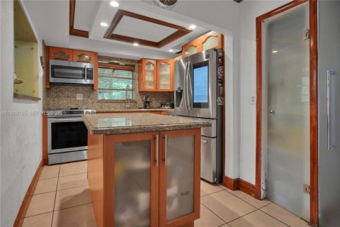 House in Miami, Florida 4 bedrooms, 270.25 sq.m. № 2035109 - photo 26