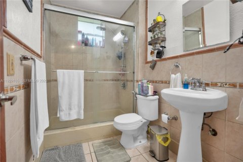 House in Miami, Florida 4 bedrooms, 270.25 sq.m. № 2035109 - photo 27