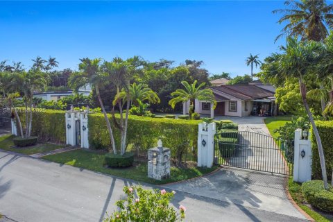 House in Miami, Florida 4 bedrooms, 270.25 sq.m. № 2035109 - photo 11