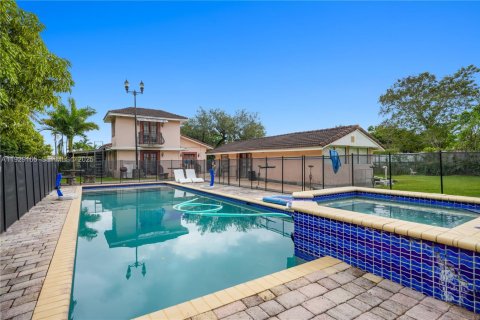 House in Miami, Florida 4 bedrooms, 270.25 sq.m. № 2035109 - photo 15