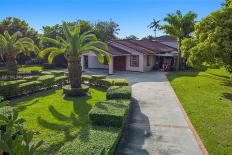 House in Miami, Florida 4 bedrooms, 270.25 sq.m. № 2035109 - photo 10