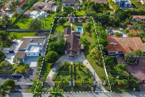 House in Miami, Florida 4 bedrooms, 270.25 sq.m. № 2035109 - photo 3