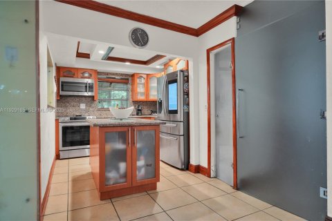 House in Miami, Florida 4 bedrooms, 270.25 sq.m. № 2035109 - photo 25
