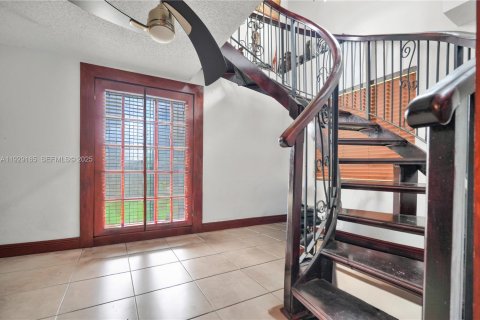 House in Miami, Florida 4 bedrooms, 270.25 sq.m. № 2035109 - photo 30