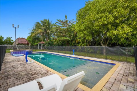 House in Miami, Florida 4 bedrooms, 270.25 sq.m. № 2035109 - photo 14