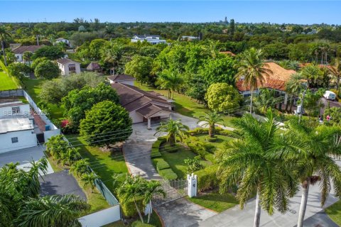 House in Miami, Florida 4 bedrooms, 270.25 sq.m. № 2035109 - photo 9