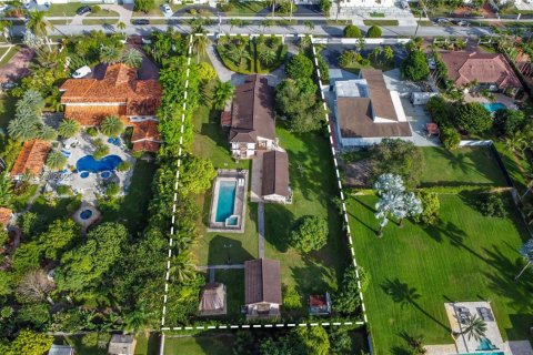 House in Miami, Florida 4 bedrooms, 270.25 sq.m. № 2035109 - photo 4