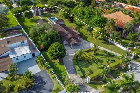 House in Miami, Florida 4 bedrooms, 270.25 sq.m. № 2035109 - photo 2