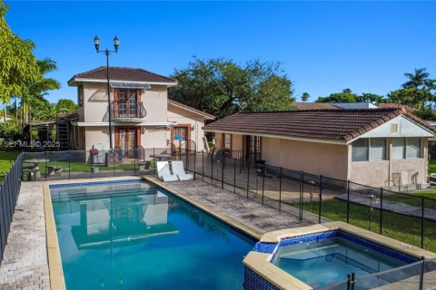 House in Miami, Florida 4 bedrooms, 270.25 sq.m. № 2035109 - photo 16