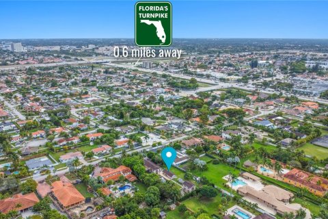 House in Miami, Florida 4 bedrooms, 270.25 sq.m. № 2035109 - photo 19