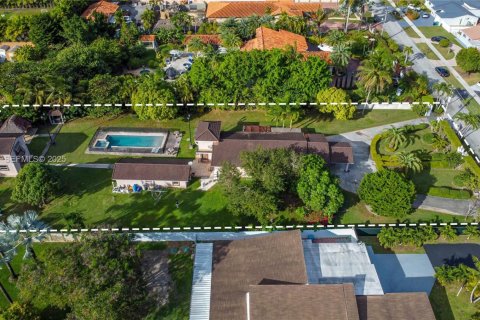 House in Miami, Florida 4 bedrooms, 270.25 sq.m. № 2035109