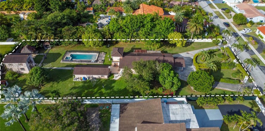 House in Miami, Florida 4 bedrooms, 270.25 sq.m. № 2035109