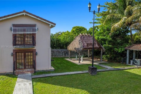 House in Miami, Florida 4 bedrooms, 270.25 sq.m. № 2035109 - photo 17