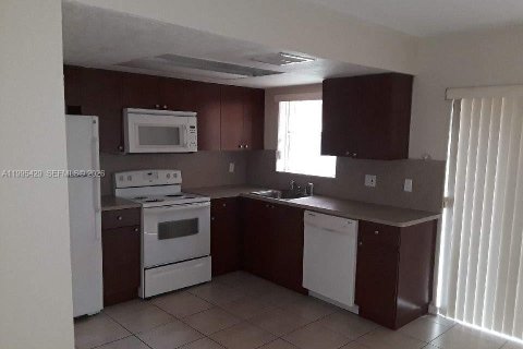Condo in Lauderhill, Florida, 2 bedrooms № 2062980 - photo 2
