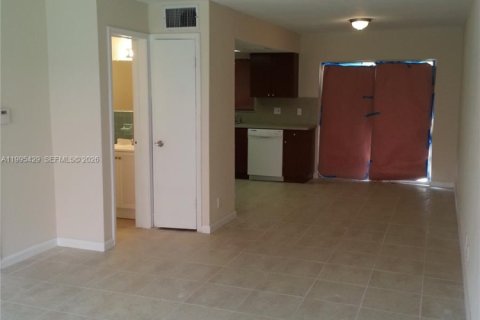 Condo in Lauderhill, Florida, 2 bedrooms № 2062980 - photo 3