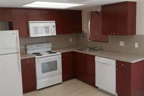 Condo in Lauderhill, Florida, 2 bedrooms № 2062980 - photo 5