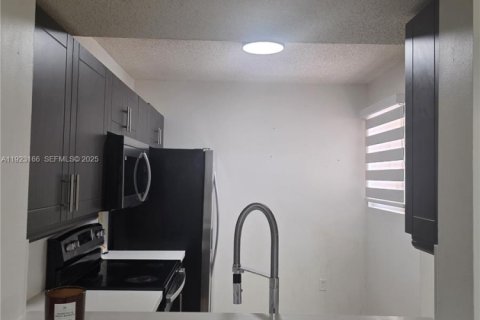 Copropriété à louer à Miami, Floride: 3 chambres, 104.05 m2 № 1976601 - photo 2