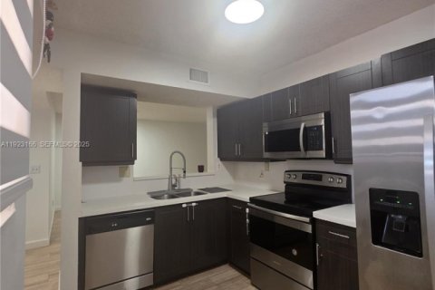 Copropriété à louer à Miami, Floride: 3 chambres, 104.05 m2 № 1976601 - photo 1