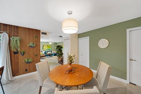 Townhouse in Davie, Florida 2 bedrooms, 139.35 sq.m. № 2268273 - photo 9