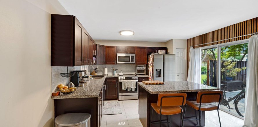 Townhouse in Davie, Florida 2 bedrooms, 139.35 sq.m. № 2268273