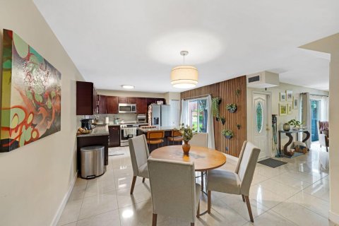 Townhouse in Davie, Florida 2 bedrooms, 139.35 sq.m. № 2268273 - photo 5