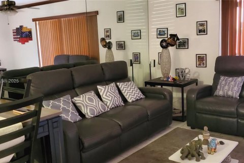 Condo in Miami-Dade, Florida, 2 bedrooms  № 1936995 - photo 2