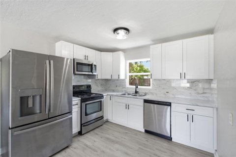 Casa en venta en Saint Petersburg, Florida, 2 dormitorios, 62.43 m2 № 2236145 - foto 9