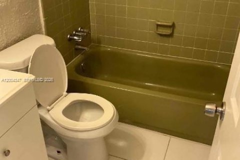 House in Fort Lauderdale, Florida 3 bedrooms, 124.4 sq.m. № 2068532 - photo 12