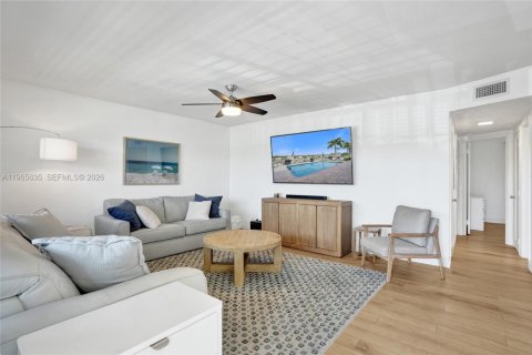 Condo in Pompano Beach, Florida, 2 bedrooms  № 2027265 - photo 24